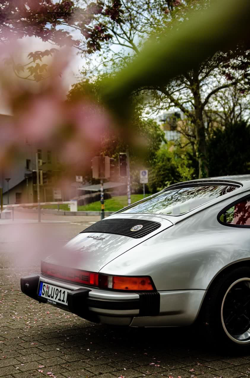 silver porsche 911