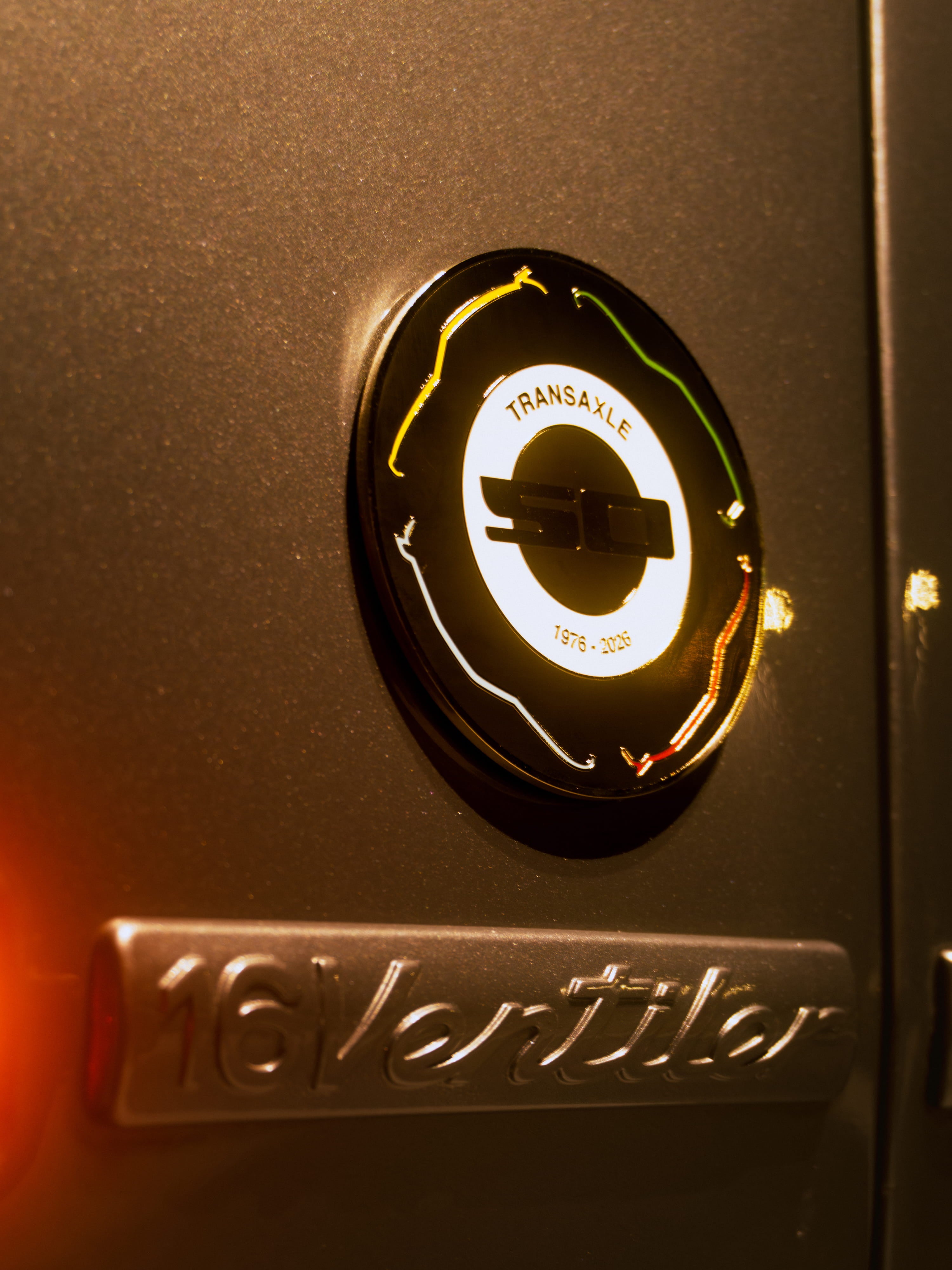 Porsche transaxle 944 enamel grill badge rennbetrieb